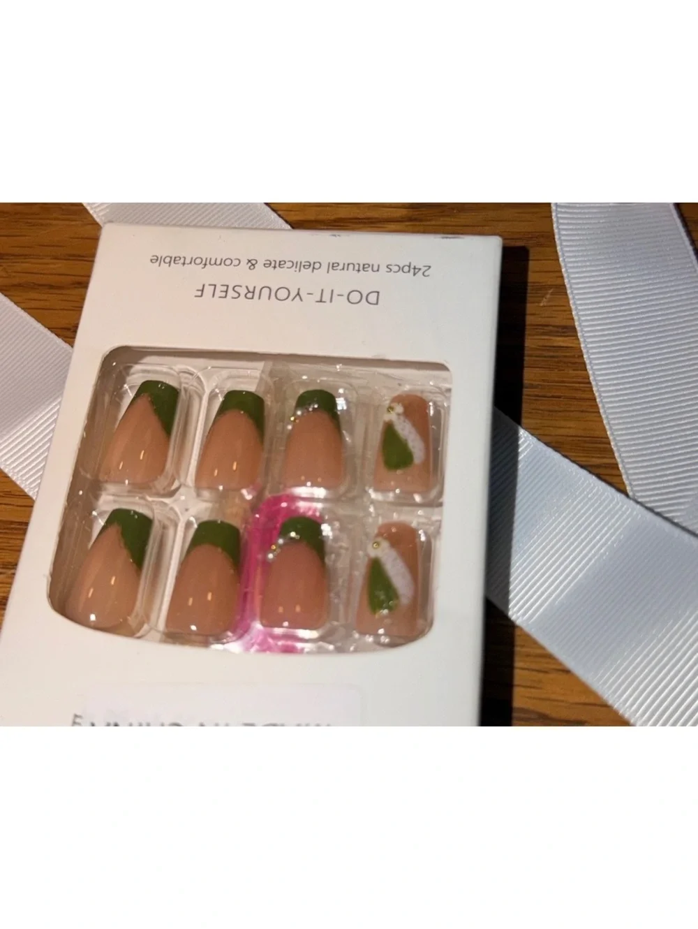 Set of 24 Do-It-Yourself Press-On Nails with Green Tips and Floral Design